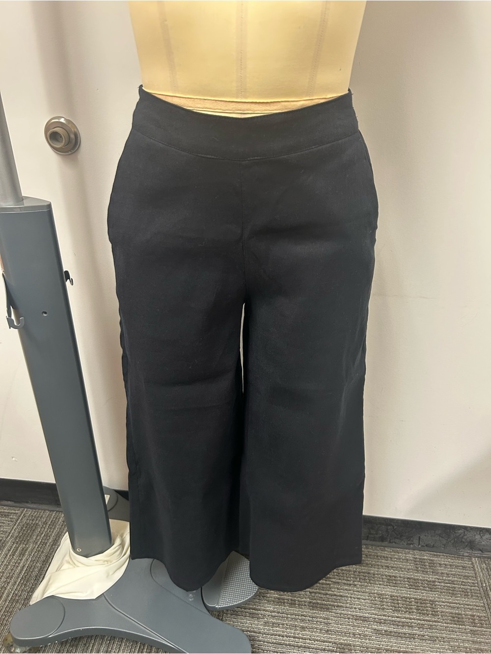 Halston Heritage Black Knit Waistband Pants